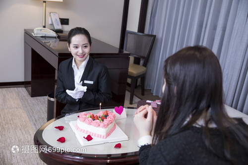 酒店服務(wù)人員為賓客策劃生日驚喜 攝影攝像服務(wù)提升難忘體驗(yàn)